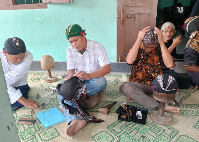 Makna Iman di Balik Lipatan Blangkon Sleman