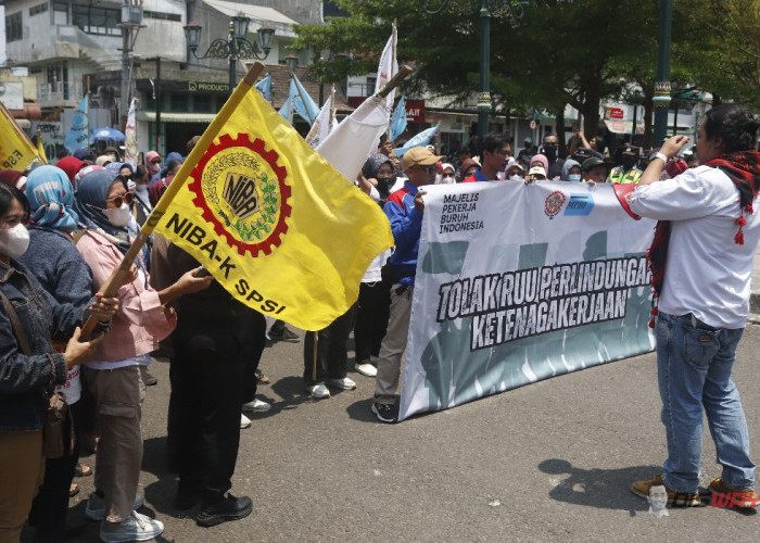 Aksi Damai di Kepatihan, Buruh DIY Kritik Draf UU Ketenagakerjaan Masih “Copy Paste” Omnibus Law