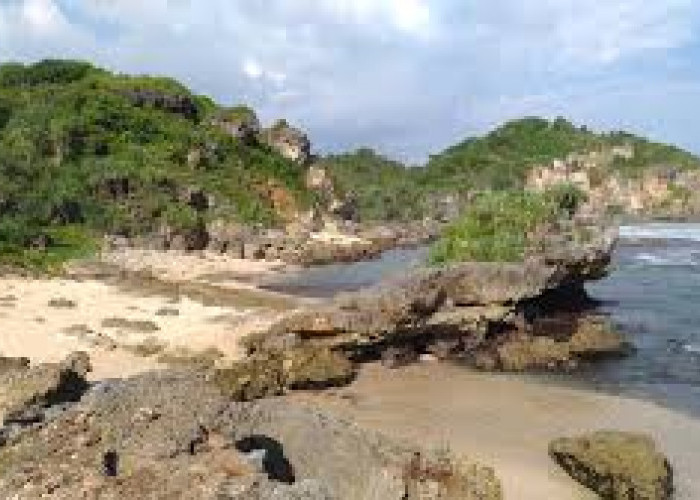 Main Kano Di Tempat Liburan Awal Tahun Sambil Menikmati Sunset di Pantai Watu Bolong