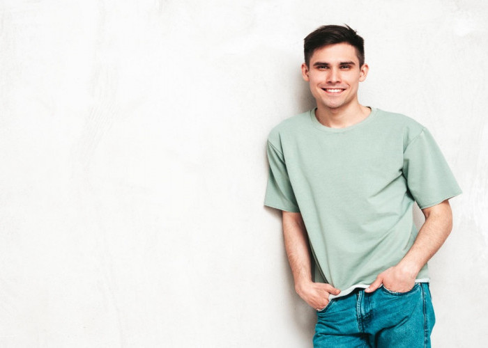 5 Atasan Basic Pria yang Wajib Kamu Punya untuk Styling Outfit Sehari-Hari, Simak Disini