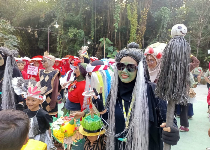 Mak Lampir Muncul di Jalan Sehat HUT RI ke-81, Warga Gejawan Indah Tampilkan Kreativitas