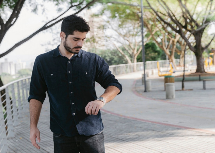 6 Tips Outfit Penting untuk Pria dengan Tubuh Pendek, Buat Visual Terlihat Lebih Proporsional