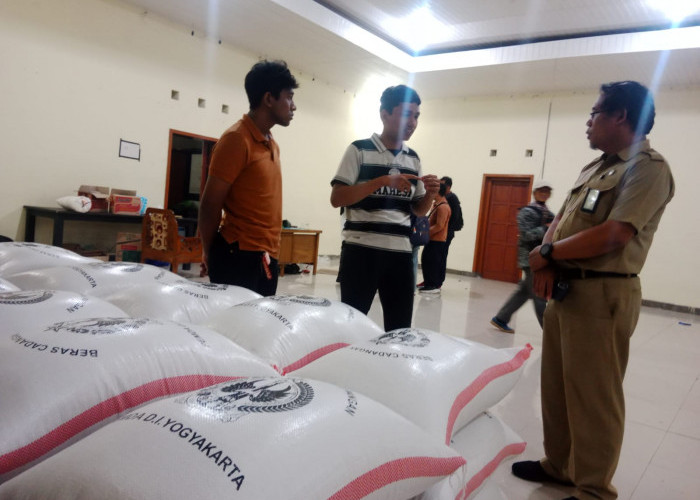 Ratusan Mahasiswa Sumatera di Yogyakarta Terima Bantuan Beras