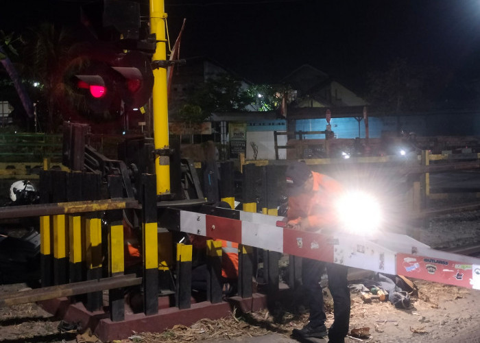 Piye to Iki?? Akibat 'Nenggak Banyu Setan' Seorang Pria Patahkan Palang Perlintasan KA Banyumeneng Sleman