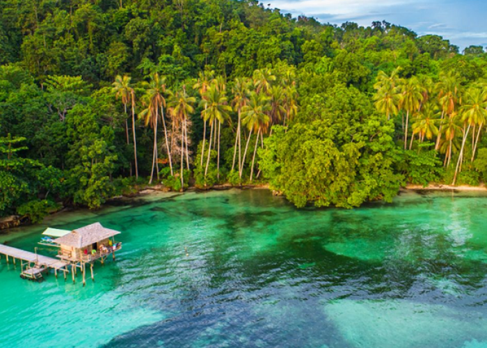 Pantai Bercak Pacitan, Surga Tropis Eksotis Ala Raja Ampat yang Tenang dan Instagramable