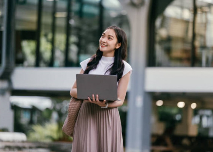 Inspirasi Style Kuliah Pakai Rok, Modis Tanpa Korbankan Kenyamanan dan Kesopanan
