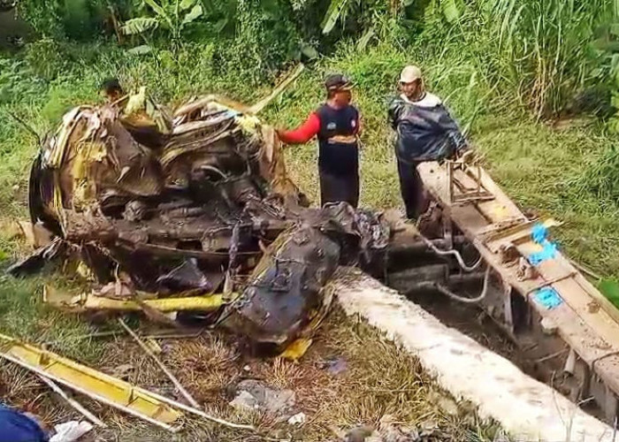 Dump Truk Bermuatan Tanah Urukan Tertabrak Kereta Api di Brebes, Bapak dan Anak Tewas