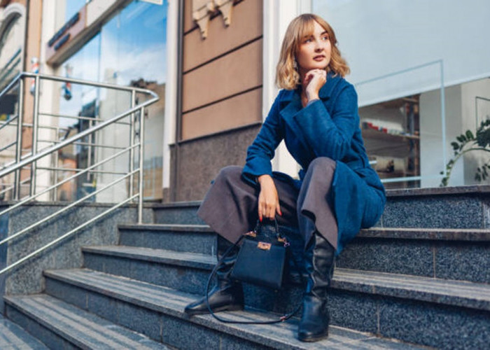 Modis Abis! Inilah Ide Style Outfit Wanita Pakai Sepatu Boots untuk Gaya Edgy