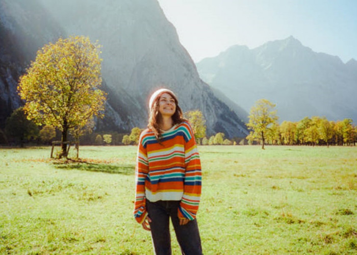 6 Inspirasi Outfit Colorful untuk Liburan, Cocok untuk Tampil Beda Tanpa Terkesan Norak