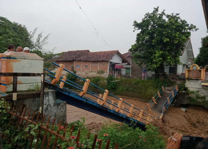 Tergerus Banjir, Jembatan di Desa Kalierang Brebes Putus