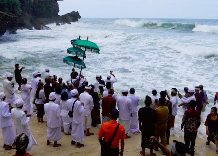 Ribuan Umat Hindu Padati Pantai Ngobaran Gunungkidul untuk Upacara Melasti Sambut Nyepi 1948 Saka