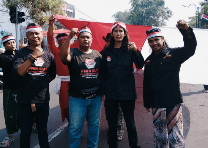 Jelang HUT ke-81 RI, Ratusan Santri dan Pemuda Bentangkan Merah Putih 300 Meter