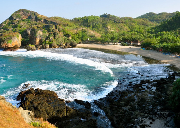 Keindahan Pasir Putih di Pantai Siung dengan Batuan Karst dan Ombak Laut Selatan