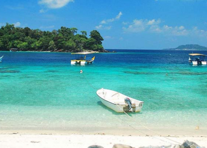 Gak Cuma di Bali, Indonesia Punya Pesona Pantai Indah Lainnya