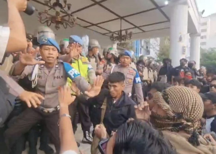 Massa Coba Terobos Gedung DPRD DIY, Forum BEM se-DIY Beri Kartu Merah Pemerintahan Prabowo-Gibran