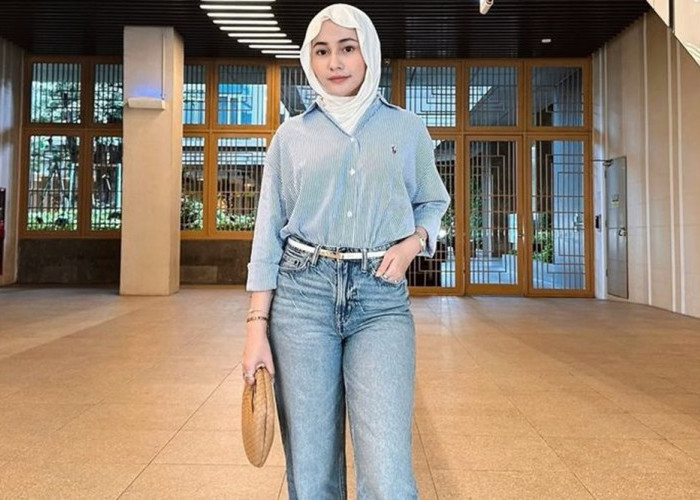 Inspirasi Gaya Elegan Wanita Hijab 2025 Pakai Denim, Pasti Matching dan Hits