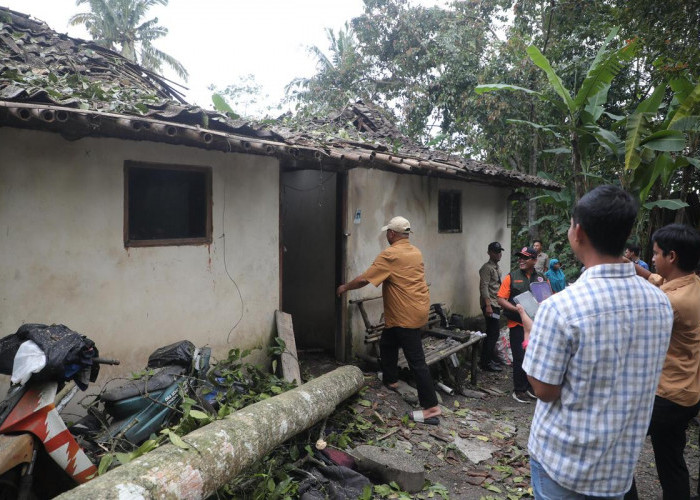 Rumah Lansia di Pakem Rusak Diterjang Hujan Deras dan Angin Kencang