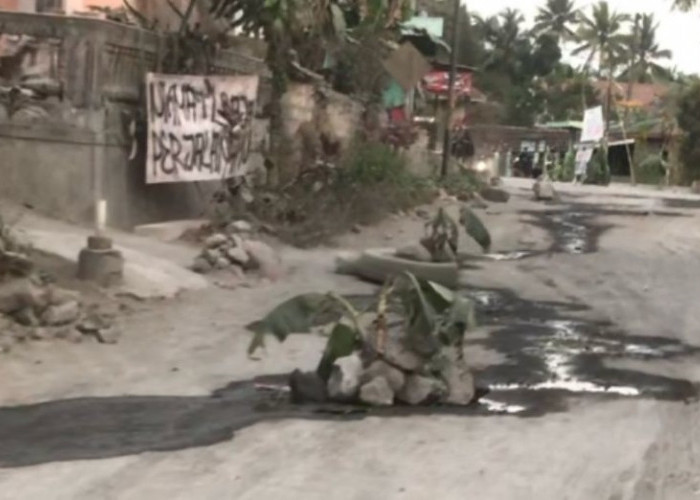 Warga Sucen Magelang Pasang Batu di Jalan Rusak, Truk Pasir Dilarang Melintas