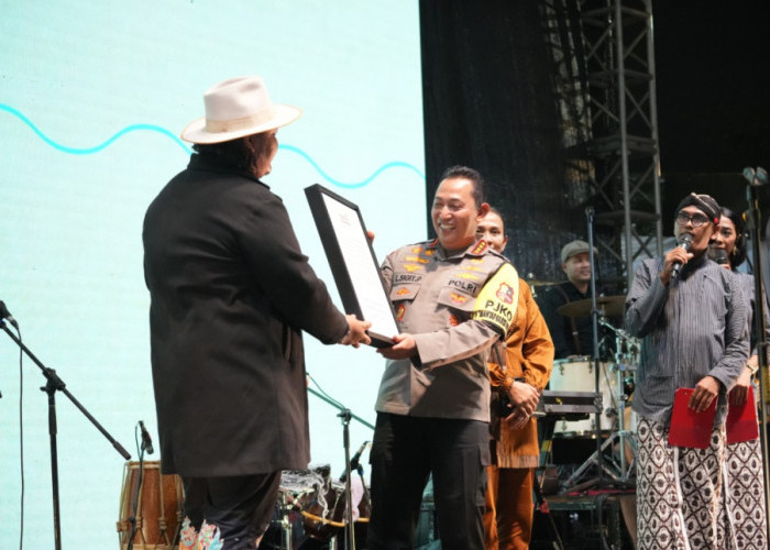 Ndarboy Genk Berikan Figura Notasi Lagu ”Polisi Jagoanku” kepada Kapolri dan Ketua Umum Bhayangkari