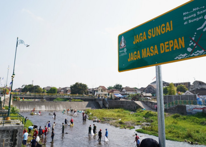 Reresik Kali Code di Yogyakarta, Santri Turun Langsung Bersihkan Lingkungan Sungai