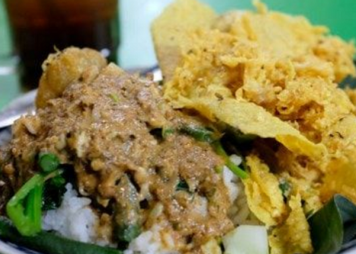 Tempat Makan di Kediri Paling Hits 2026 Dari Legenda Pecel Tumpang hingga Cafe Kekinian