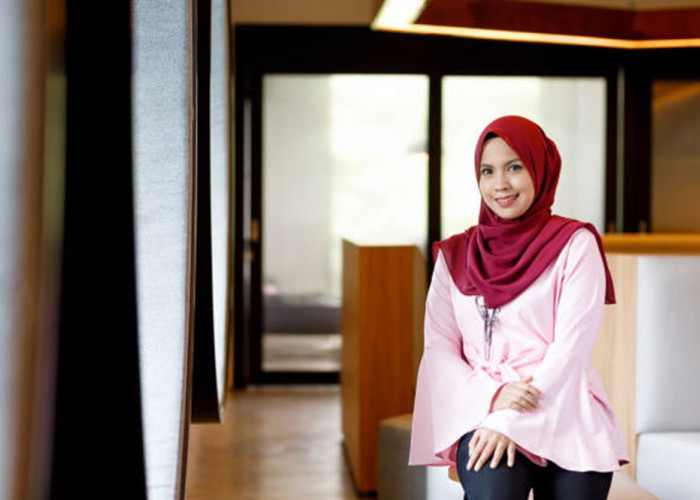 Kalem dan Elegan, Ini Pilihan Warna Baju Terbaik yang Serasi dengan Hijab Maroon