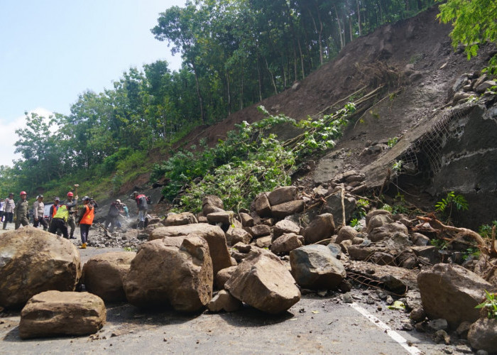  Jalur Clongop Gunungkidul Longsor Lagi, Retakan Tanah Capai 50 Meter