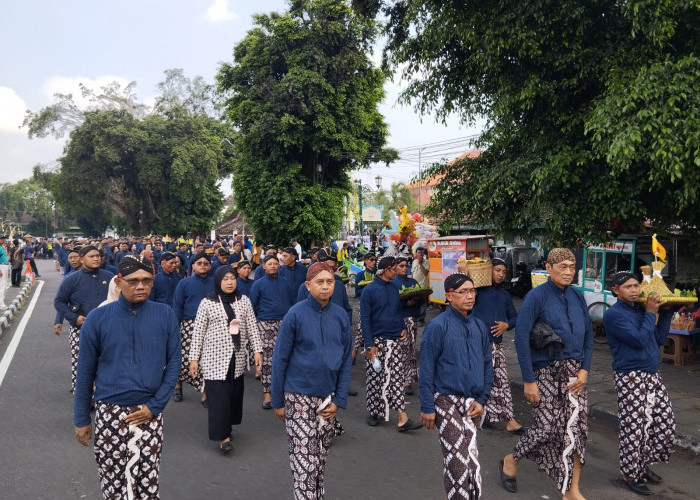  Ribuan Pamong Ikut Kirab Hasil Bumi, Wisatawan Padati Malioboro dan Keraton Yogyakarta