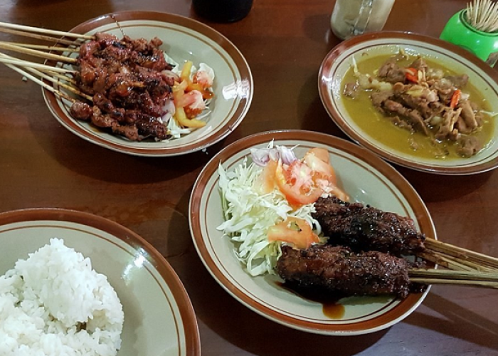 Menelusuri Jejak Kelezatan Kuliner di Sekitar Gerbang Utama Stasiun Solo Balapan