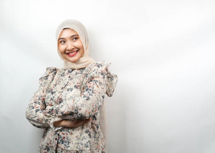 6 Atasan Motif Floral Mewah dan Elegan, Ini Referensinya untuk Gaya yang Makin Manis