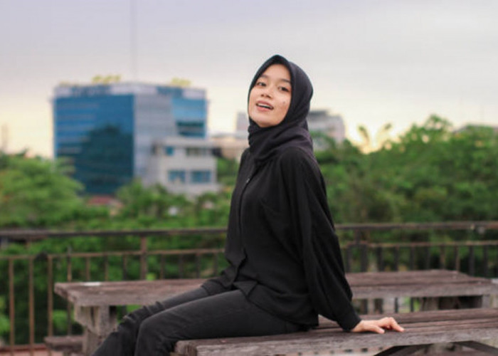 6 Ide OOTD Blouse Hitam Hijab yang Bisa Ciptakan Tampilan Stylish, Cek Disini