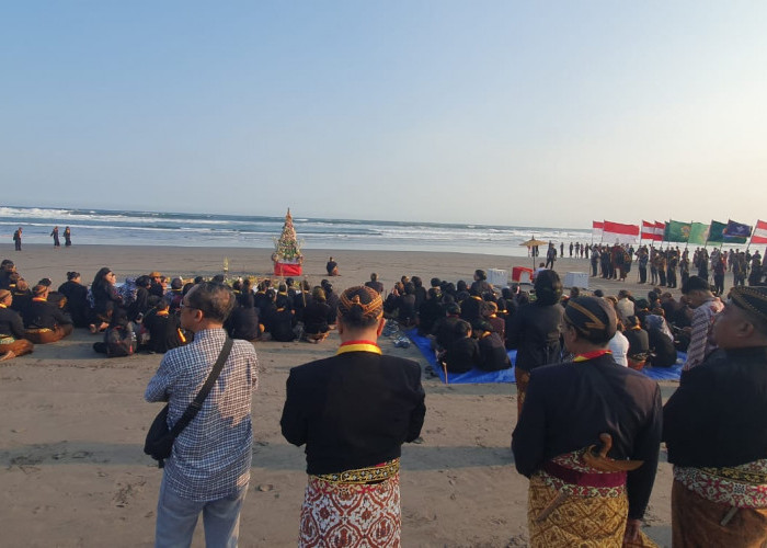 Labuhan Kasunanan Surakarta di Pantai Selatan Bantul Kembali Digelar, Pengunjung Antusias Saksikan Ritual Jawa