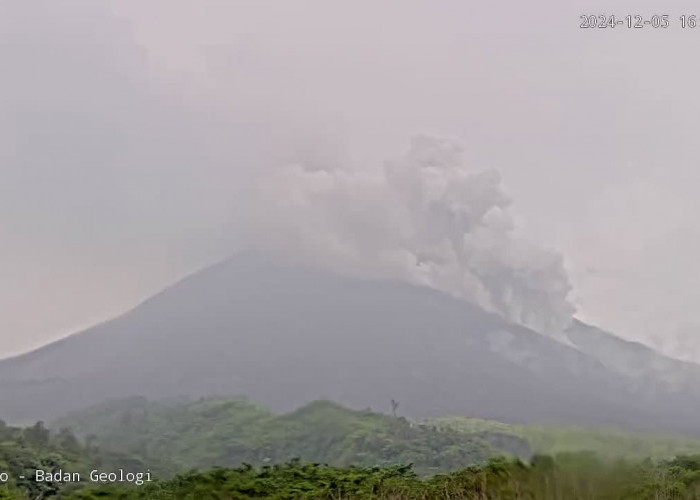 Merapi Keluarkan Guguran Awan Panas, BPPPTKG Himbau Warga Jauhi Daerah Bahaya