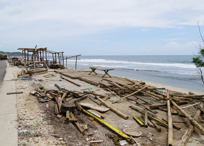 109 Pedagang Bongkar Kios di Pantai Sepanjang, Penataan Kawasan Segera Dimulai