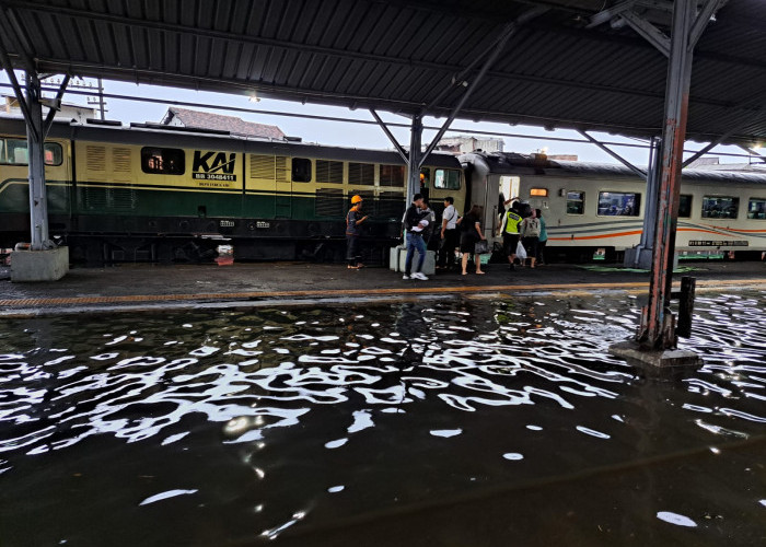 Banjir Merendam Jalur Perlintasan Kereta Api, Penumpang Arah Semarang Dialihkan