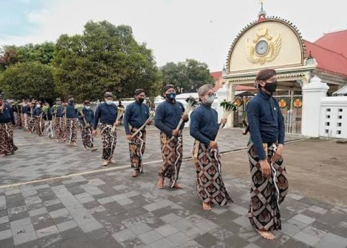 Busana Peranakan, Simbol Pengabdian Abdi Dalem yang Sarat Filosofi