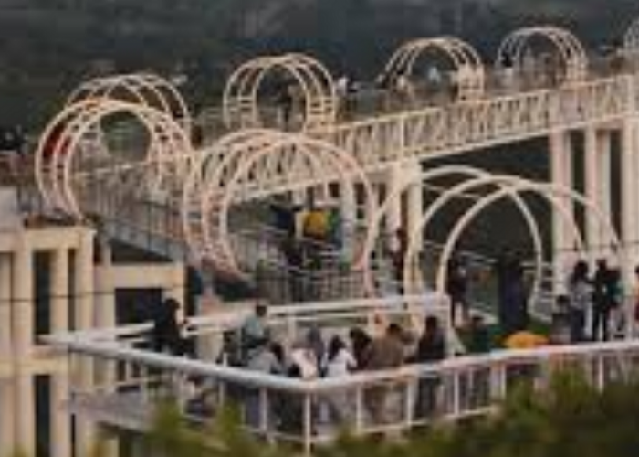 Sensasi Jembatan Kaca Kemuning Sky Hills Karanganyar Tiket Masuk Cuma Rp30 Ribuan