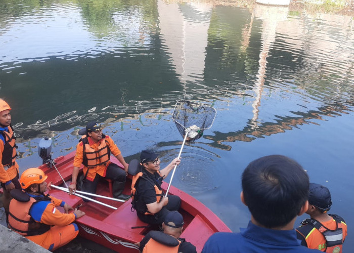 Temukan Banyak Sampah Nyangkut di Sungai Gajahwong, Wali Kota Hasto Minta Warga Stop Buang Sampah ke Sungai