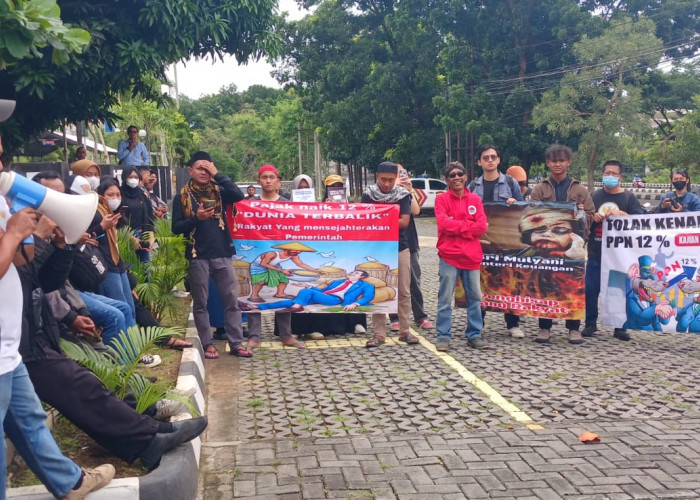  Massa Gabungan Aliansi Jogja Memanggil dan Rakyat Peduli Tolak PPN 12 Persen di Kantor Pajak DIY