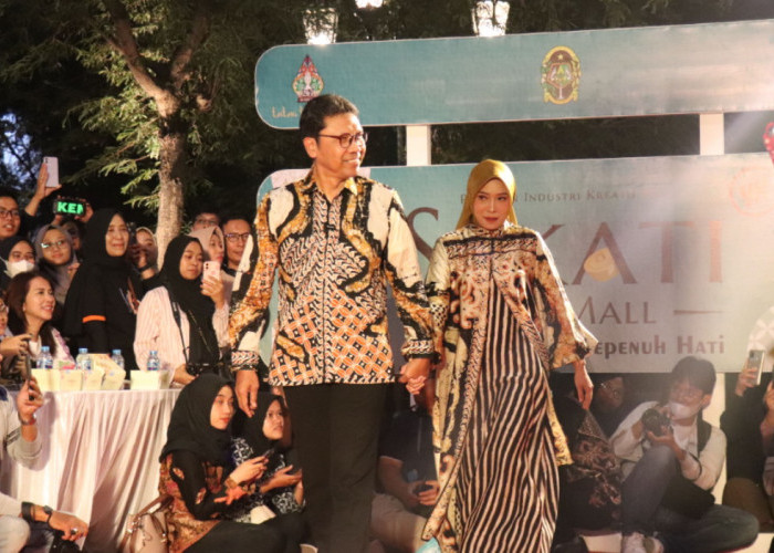 Pamerkan Batik dari Banyak Desainer, Fashion Show Dadakan di Malioboro Tarik Antusias Warga