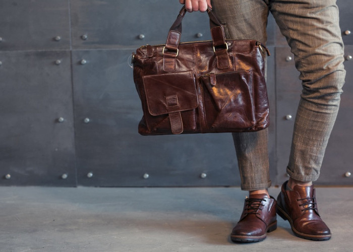Desain Eye Catching dan Unik, Simak 5 Rekomendasi Tas Pria Populer di Tahun 2025 yang Layak Kamu Coba