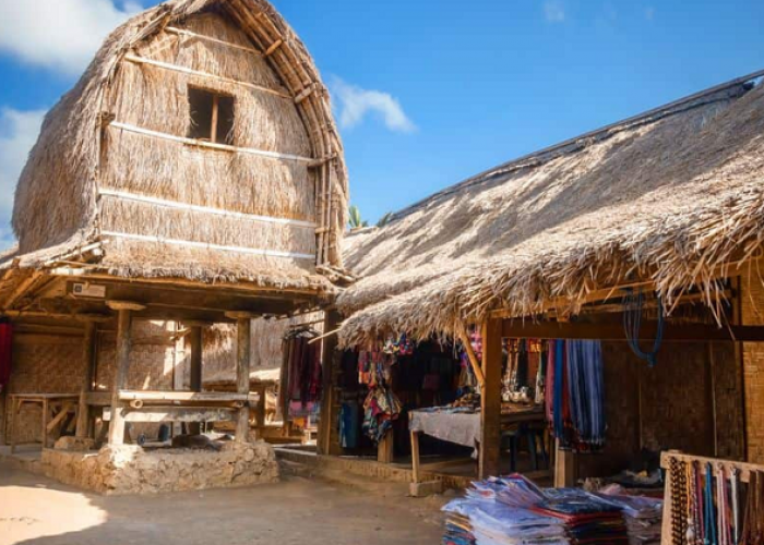 Menelusuri Arsitektur Sasak Autentik dan Tradisi Unik Lantai Kotoran Kerbau Budaya Desa Sade Lombok