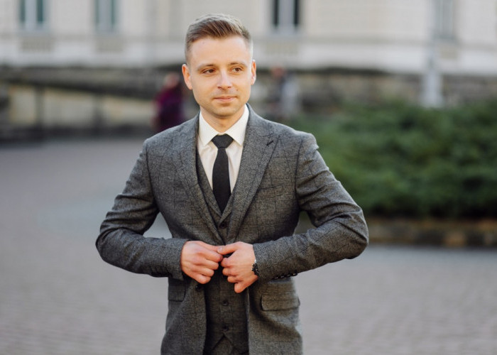 Pancarkan Kesan Lebih Berwibawa, Inilah 5 Model Jas Pria Elegan yang Punya Tampilan Stylish