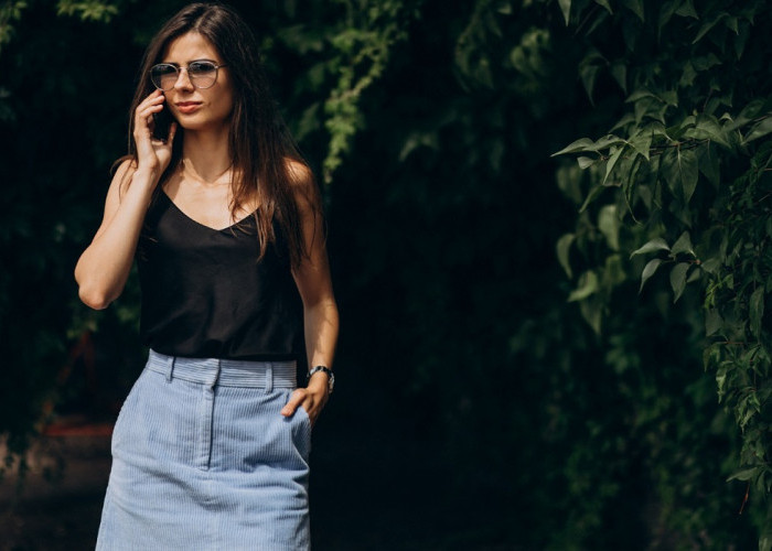 Fleksibilitas Luar Biasa, Simak 5 Ide Paduan Outfit Rok Jeans Wanita untuk Acara Kasual hingga Semi Formal