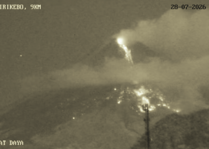 Gunung Merapi Erupsi Awan Panas Selasa Malam, Luncur 2 Kilometer ke Arah Boyong