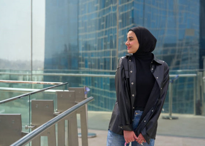 Pilihan Ide Outfit Serba Hitam Wanita Hijab, Cocok untuk Kamu yang Ingin Tampil Edgy