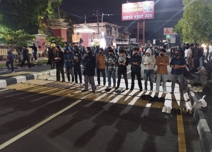 Massa Gelar Salat Gaib di Ringroad Utara Depan Polda DIY, Serukan Reformasi Kepolisian