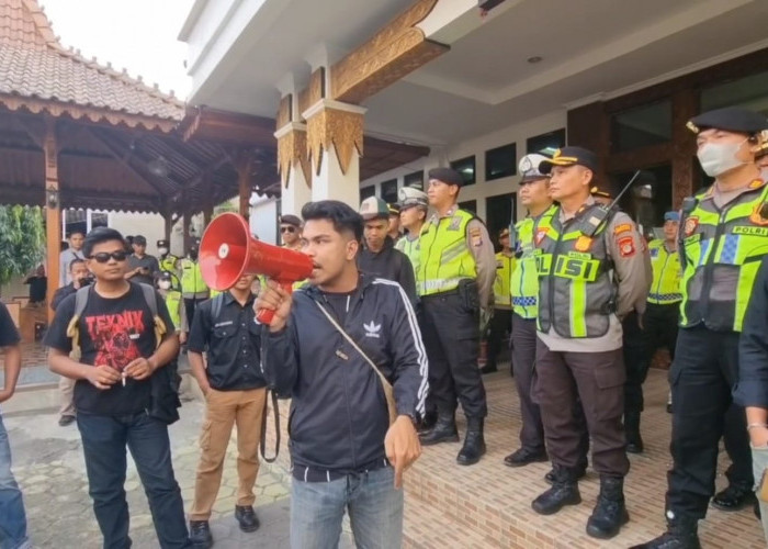 Aliansi BEM DIY Geruduk Kantor KPU DIY, Ini Tuntutan Soal Wapres Gibran 