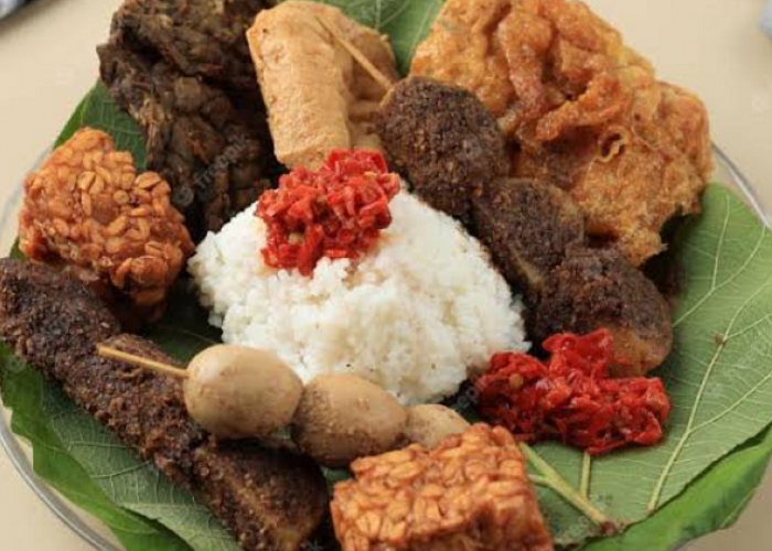 Dari Nasi Jamblang hingga Segarnya Es Cuing ini Kuliner Legendaris Cirebon yang Bikin Ketagihan