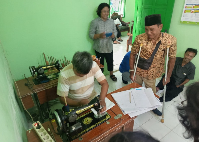 Sulap Sampah Banner Vinil Jadi Tas, Gandeng Penyandang Disabilitas Ciptakan Produk Bernilai Ekonomi